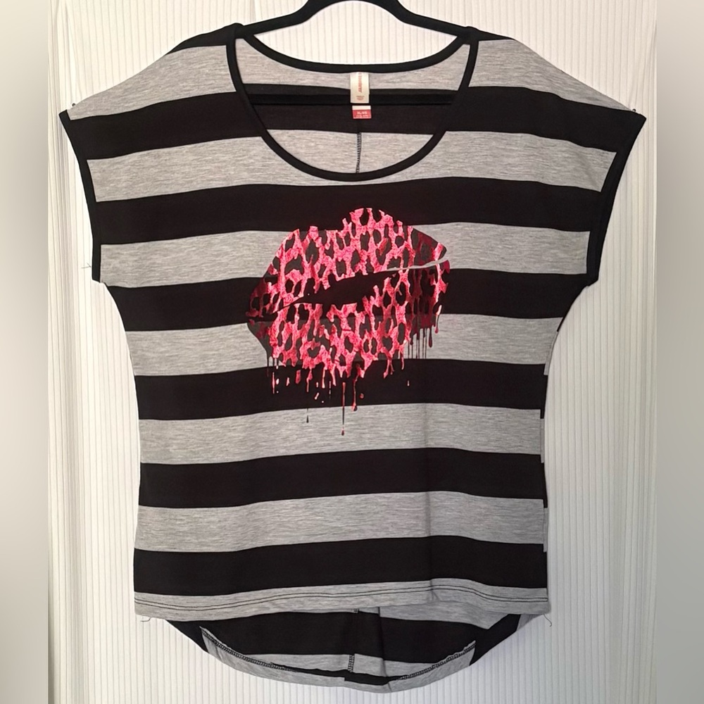 No Boundaries Stripe Shirt Lip Image Cap Sleeve Scoop Neck Black Grey Red XL